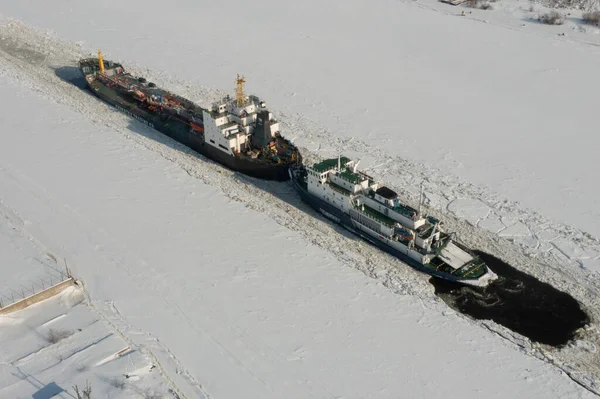 Arkhangelsk Rusia Marzo 2021 Embarcación Mueve Canal Hielo Río — Foto de Stock