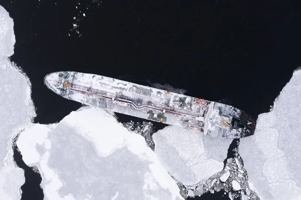 Gemi buzların arasında, denizde..