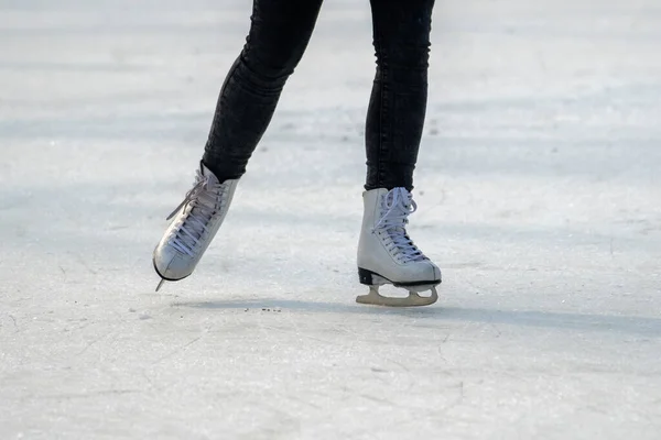 Füße Schlittschuhen Auf Dem Eis — Stockfoto