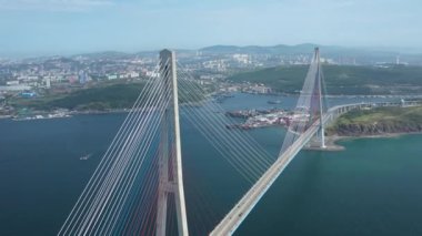 Vladivostok, Rusya - 23 Ağustos 2021: Köprünün ve Vladivostok kentinin havadan görünüşü.