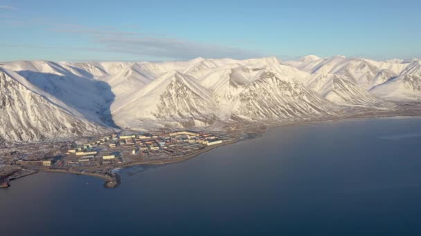 Panorama Delle Montagne Costiere Della Penisola Chukotski Coperte Neve Con — Video Stock