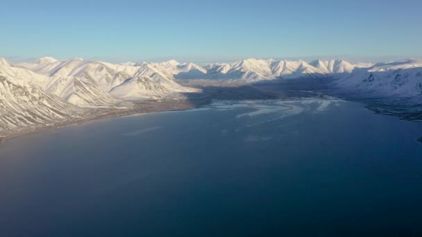 Panorama Nadmorskich Gór Półwyspu Chukotski Pokryta Śniegiem Słonecznej Pogodzie — Wideo stockowe