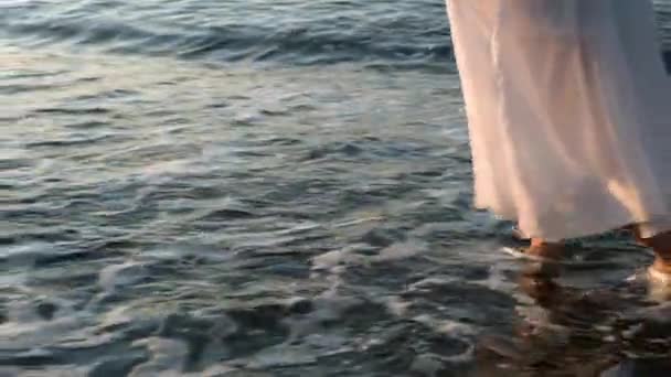 Серфинг Волна Пеной Омывает Ноги Женщины — стоковое видео