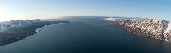 Панорама Прибрежных Гор Чукотского Полуострова Покрытых Снегом Солнечную Погоду — стоковое фото