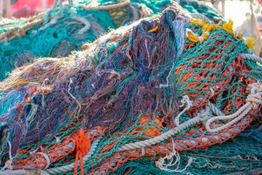 Balıkçı teknesinin güvertesinde balık ağı. Yakın çekim..