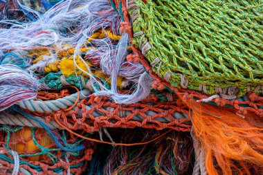 Balıkçı teknesinin güvertesinde balık ağı. Yakın çekim..