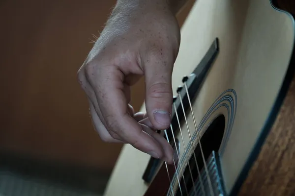 Gitar Üzerinde Ustaca Çalıyor — Stok fotoğraf