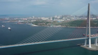 Vladivostok, Rusya - 23 Ağustos 2021: Köprünün ve Vladivostok kentinin havadan görünüşü.
