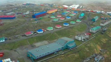 Sireniki, Chukchi bölgesi, Rusya - 14 Haziran 2020: Yukarıdan yerleşim yeri.