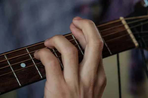 Mão Tocando Magistralmente Uma Guitarra — Fotografia de Stock