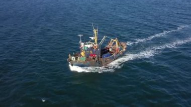 Vladivostok, Rusya - 26 Kasım 2021: Bir balıkçı teknesi denizde yüzüyor.