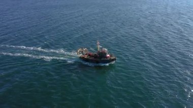 Vladivostok, Rusya - 26 Kasım 2021: Bir balıkçı teknesi denizde yüzüyor.