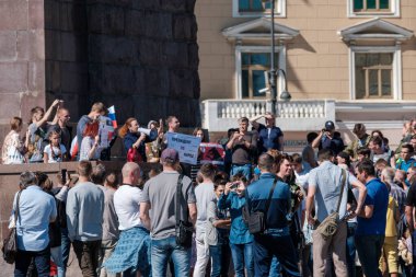 Vladivostok, Rusya - 9 Eylül 2018: Alexei Navalny tarafından düzenlenen emeklilik yaşının yükseltilmesine karşı siyasi bir eylem.