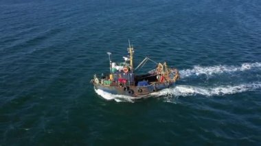 Vladivostok, Rusya - 26 Kasım 2021: Bir balıkçı teknesi denizde yüzüyor.