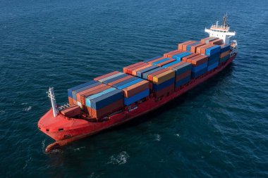 Denizdeki bir konteynır gemisinin üst görüntüsü.