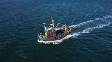 Vladivostok, Rusya - 26 Kasım 2021: Bir balıkçı teknesi denizde yüzüyor.