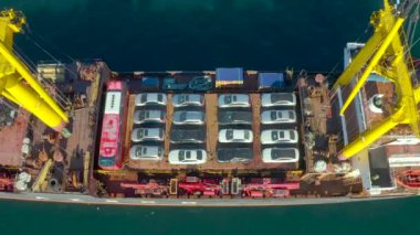Vladivostok, Rusya - 18 Aralık 2021: Araba ve ekipman yüklü deniz kargo gemisi.