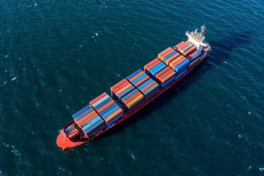 Denizdeki bir konteynır gemisinin üst görüntüsü.