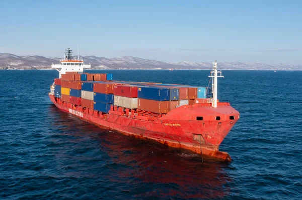 Vladivostok, Rusya - 2 Aralık 2021: Denizdeki bir konteyner gemisinin üst görüntüsü.