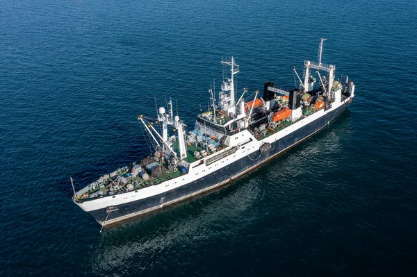 Großer Fischtrawler Auf Hoher See — Stockfoto