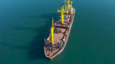 Vladivostok, Rusya - 18 Aralık 2021: Araba ve ekipman yüklü deniz kargo gemisi.