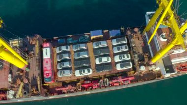 Vladivostok, Rusya - 18 Aralık 2021: Araba ve ekipman yüklü deniz kargo gemisi.