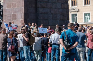 Vladivostok, Rusya - 9 Eylül 2018: Alexei Navalny tarafından düzenlenen emeklilik yaşının yükseltilmesine karşı siyasi bir eylem.