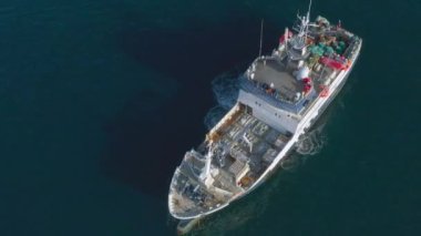 Vladivostok, Rusya - 19 Aralık 2021: Deniz balıkçı teknesi denizde. Yukarıdan geminin görüntüsü.
