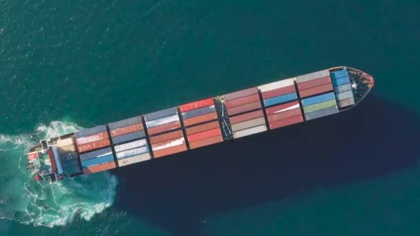 Navio Porta Contentores Está Mover Mar Torno Espuma Trabalho Parafuso — Vídeo de Stock