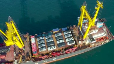Vladivostok, Rusya - 18 Aralık 2021: Araba ve ekipman yüklü deniz kargo gemisi.