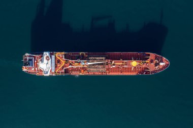 Denizdeki bir deniz tankerinin üst görüntüsü.