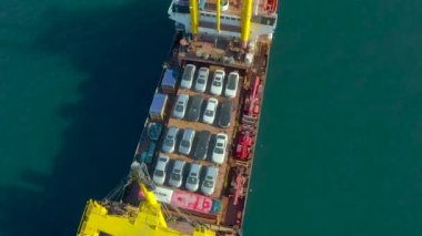 Vladivostok, Rusya - 18 Aralık 2021: Araba ve ekipman yüklü deniz kargo gemisi.