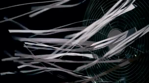 Rotasi Bilah Kipas Menciptakan Angin Dingin Dan Berkibar Lembaran Kertas — Stok Video