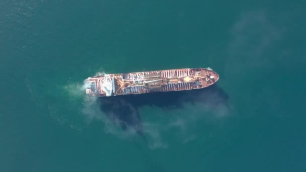 Petrolero Mueve Través Del Mar Humo Sale Chimenea — Vídeos de Stock