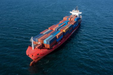 Vladivostok, Rusya - 2 Aralık 2021: Denizdeki bir konteyner gemisinin üst görüntüsü.