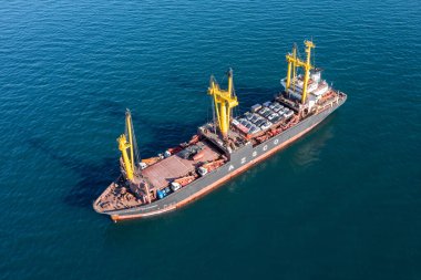 Vladivostok, Rusya - 18 Aralık 2021: Araba ve ekipman yüklü deniz kargo gemisi.