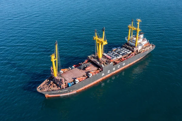 Sea cargo ship loaded with cars and equipment. — Foto Stock