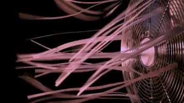 Pervane pervanelerinin dönüşü serin bir esinti yaratıyor ve kağıt yapraklarını çırpıyor..