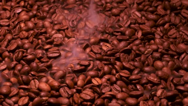 Aromatyczny dym wydobywa się z pieczonej kawy. — Wideo stockowe