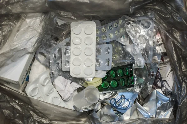 Açılmış ilaç paketleriyle dolu bir çöp torbası..