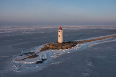 Tokarevskaya Koshka kaya tükürüğü üzerindeki Deniz Feneri, kışın.