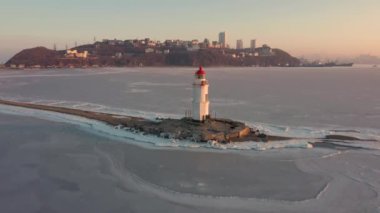 Tokarevskaya Koshka kaya tükürüğü üzerindeki Deniz Feneri, kışın.