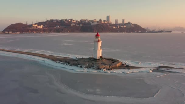 Φάρος της θάλασσας στο Tokarevskaya Koshka ροκ σάλιο, το χειμώνα. — Αρχείο Βίντεο