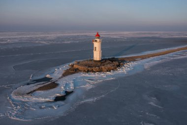 Tokarevskaya Koshka kaya tükürüğü üzerindeki Deniz Feneri, kışın.