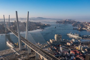 Şehrin manzarası ve Golden Horn Körfezi üzerindeki köprü..