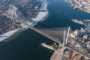Şehrin manzarası ve Golden Horn Körfezi üzerindeki köprü..