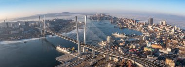 Şehrin manzarası ve Golden Horn Körfezi üzerindeki köprü..