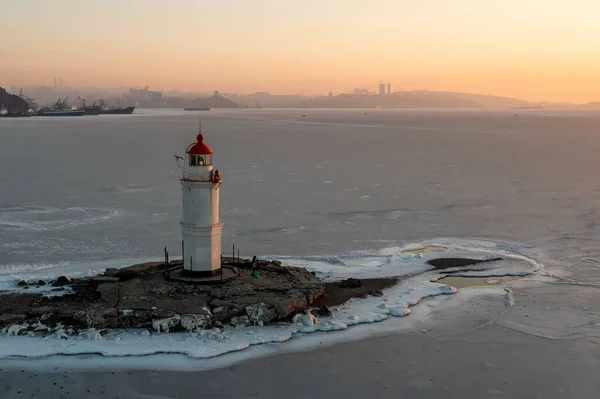 Морской маяк на Токаревской косе зимой. — стоковое фото