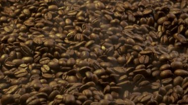 El yumuşatır ve kahve çekirdeklerini döker. Kavrulmuş taze kahveden romatik duman yayılır..