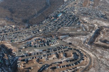 Vladivostok, Rusya - 22 Ocak 2022: Yukarıdan çekilen araba pazarındaki ayakta duran arabalar. Japonya 'dan getirilen kullanılmış araba satışları.